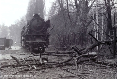 Dampflok 41 096 abgestellt zwischen Richthalle und Werksschule nachdem die Lok den Anheizschuppen wieder verlassen mußte.