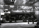 8. Tag (11 Uhr): Beginn Zusammenbau III. Die Lokomotive wird auf die Achsen gesetzt.