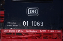 Auch wenn es natürlich nicht original ist, so ist hier dem letzten Dampflokausbesserungswerk der Bundesbahn an der letzten ausgebesserten Dampflok dieses Werkes eine kleine Erinnerung gesetzt. Vielleicht sollte man für nicht Eisenbahner, dass Schild "Zur